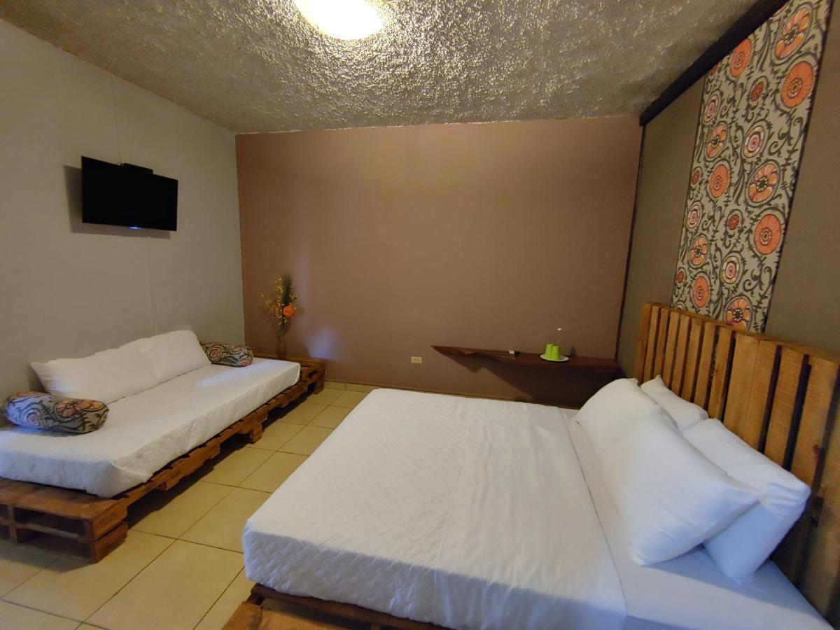 La Zona Hostel Сан-Сальвадор Экстерьер фото